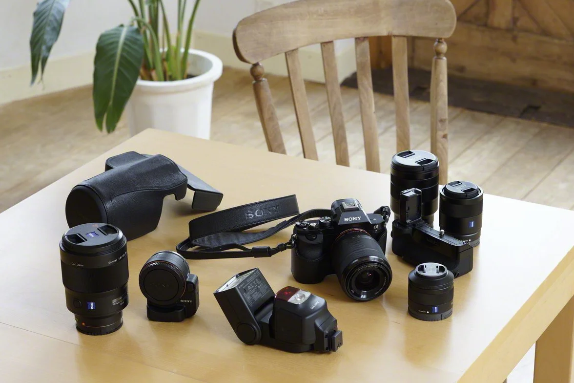 Sony Alpha 7 Fotocamera Digitale Mirrorless ad Obiettivi Intercambiabili, Sensore CMOS Exmor Full-Frame da 24.3 MP, ILCE7B, Nero