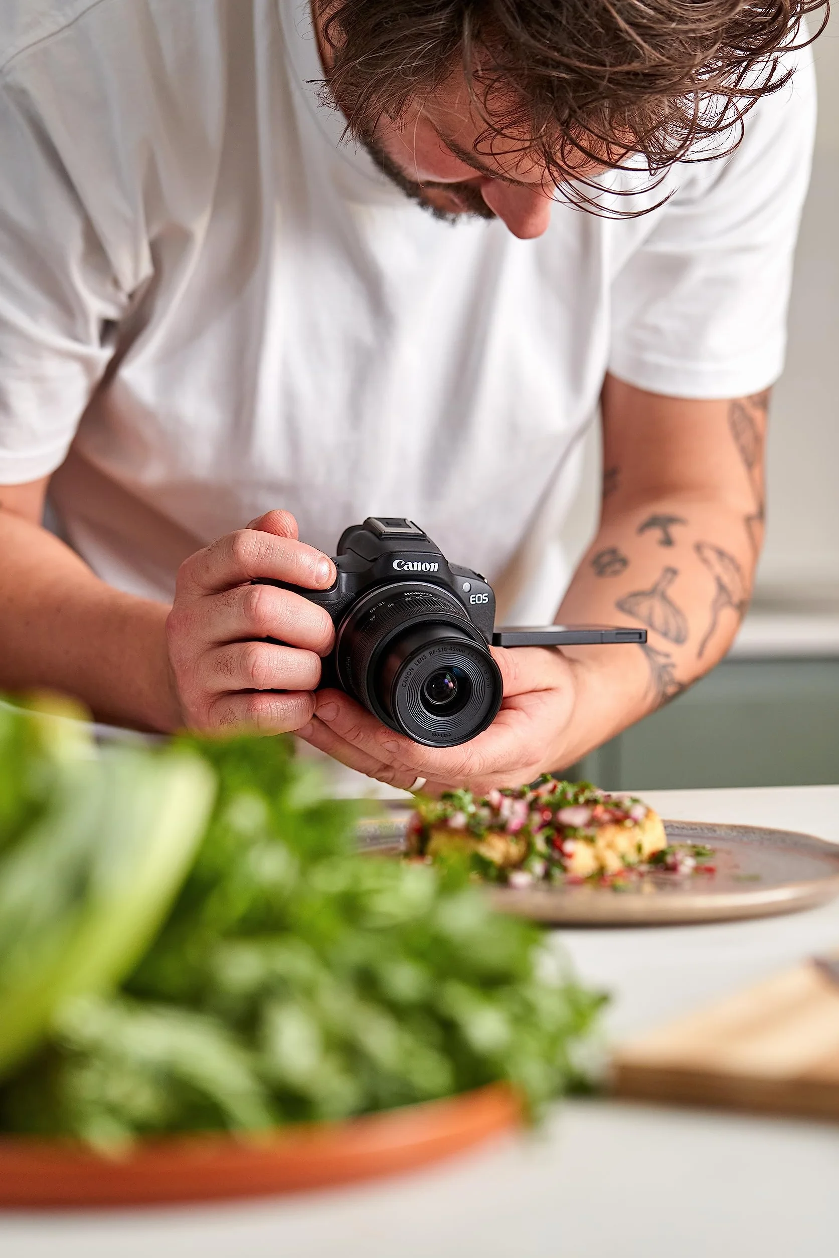 Canon EOS R50 APS-C Mirrorless + RF-S 18-45 f/4,5-6,3 (24,2 Mp,- Fino a 15fps, DIGIC X, Video 4K UHD Fino 30p, Dual Pixel CMOS Auto Focus II, Disp, Lay Touch Ordinetabile 7,5 cm, Wi-Fi, BT, 328 gr)