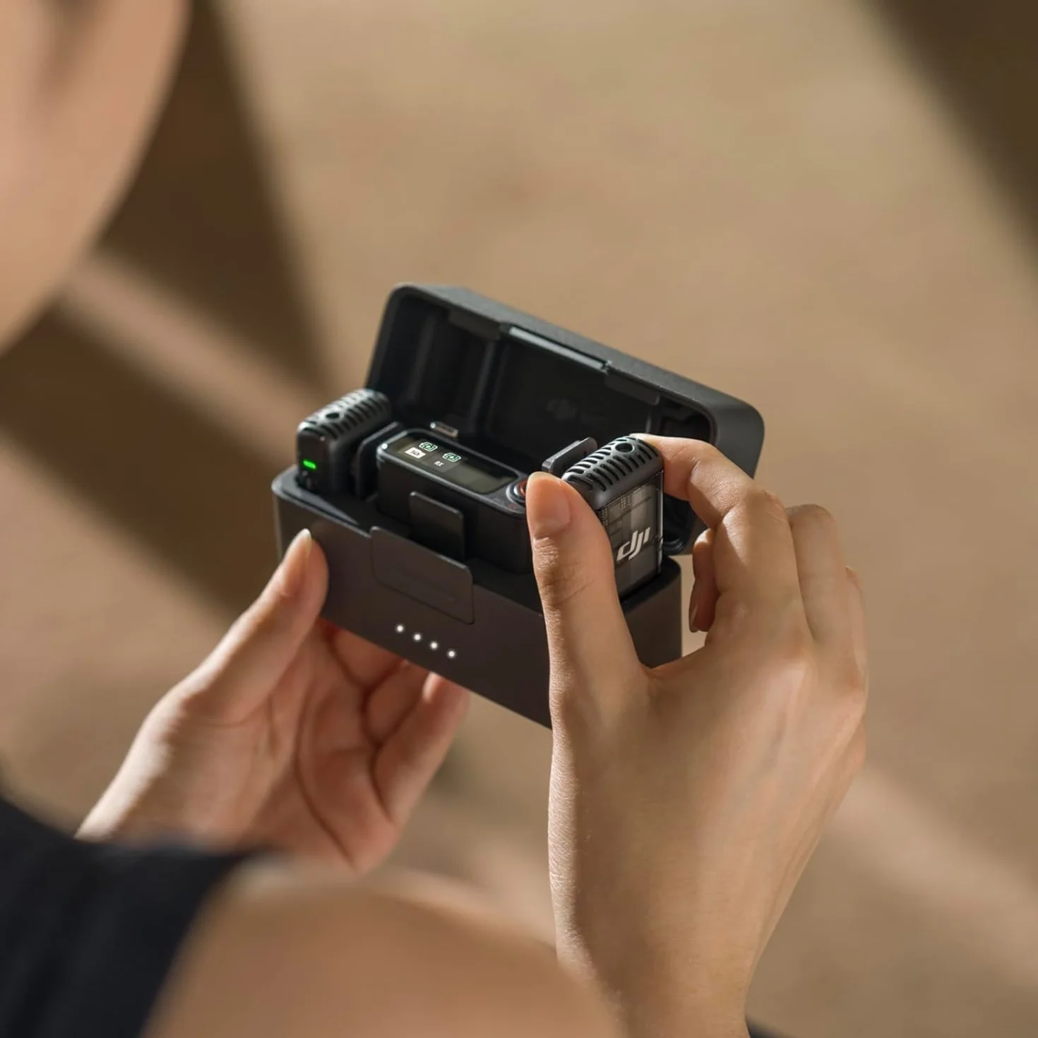 DJI Mic 2 (2 TX + 1 RX + Custodia di ricarica), microfono wireless integrato, eliminazione intelligente del rumore, registrazione interna in float a 32 bit, 250 m di distanza, per iPhone e Android