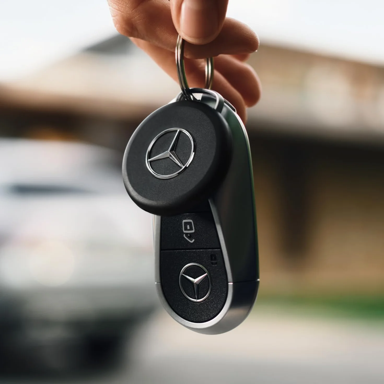 Chipolo LOOP Mercedes-Benz Edition Rechargeable Tracking Tag Item Locator for Keys Bags Apple Find My Android Find Hub