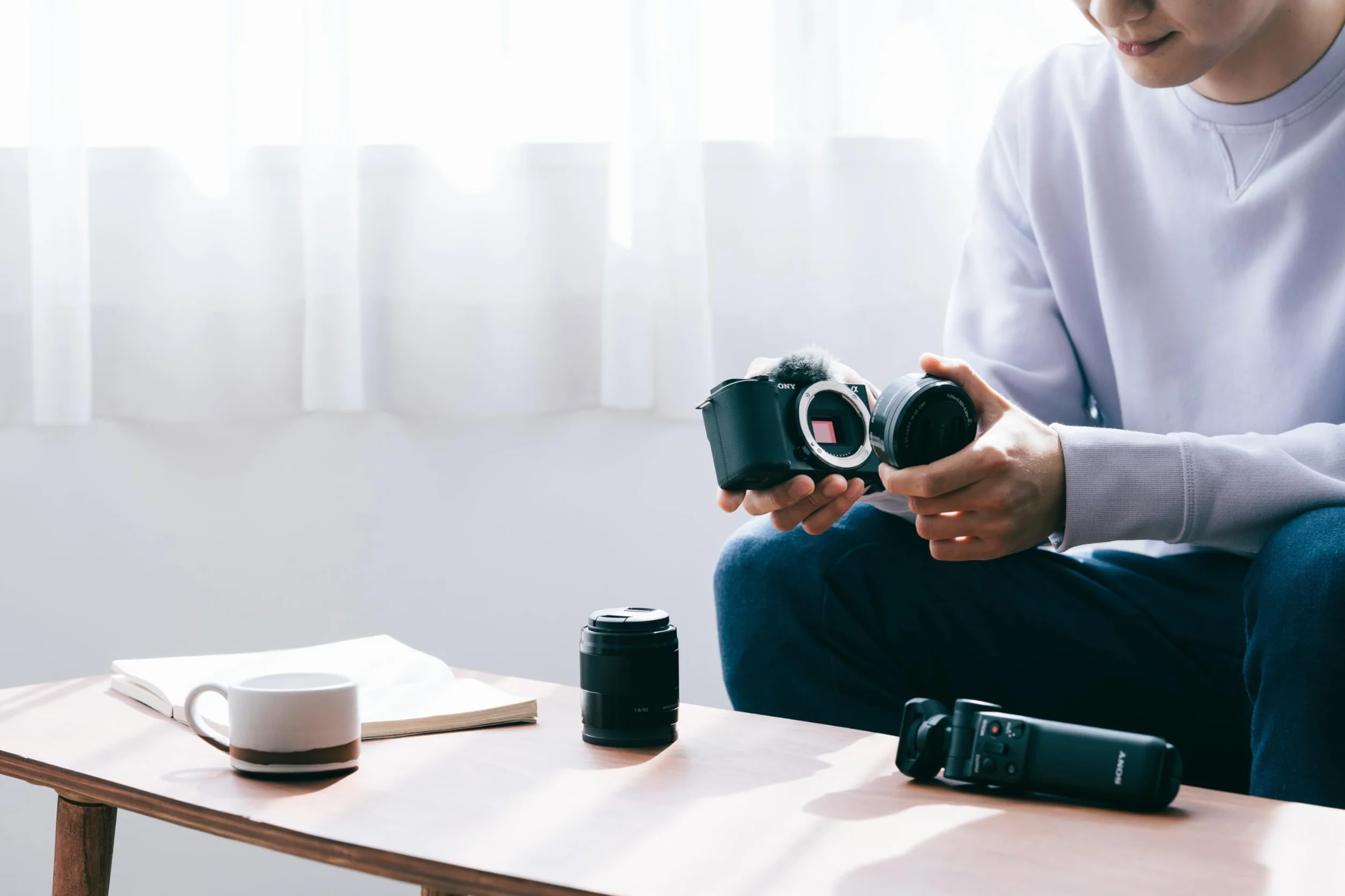 Sony Alpha ZV-E10K: mirrorless APS-C con obiettivo intercambiabile Power Zoom 16-50mm f/3.5-5.6 II, schermo orientabile, video 4K e autofocus oculare in tempo reale, ideale per vlogging.