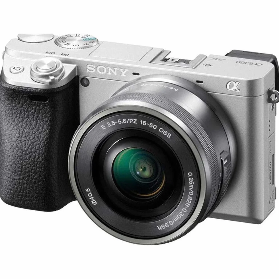 Sony Alpha 6300 Kit Fotocamera Digitale Mirrorless Compatta con Obiettivo Intercambiabile SEL 16-50 mm, Sensore APS-C CMOS Exmor HD da 24.2 MP, 425 pt Fast Hybrid AF 11 fps, Argento
