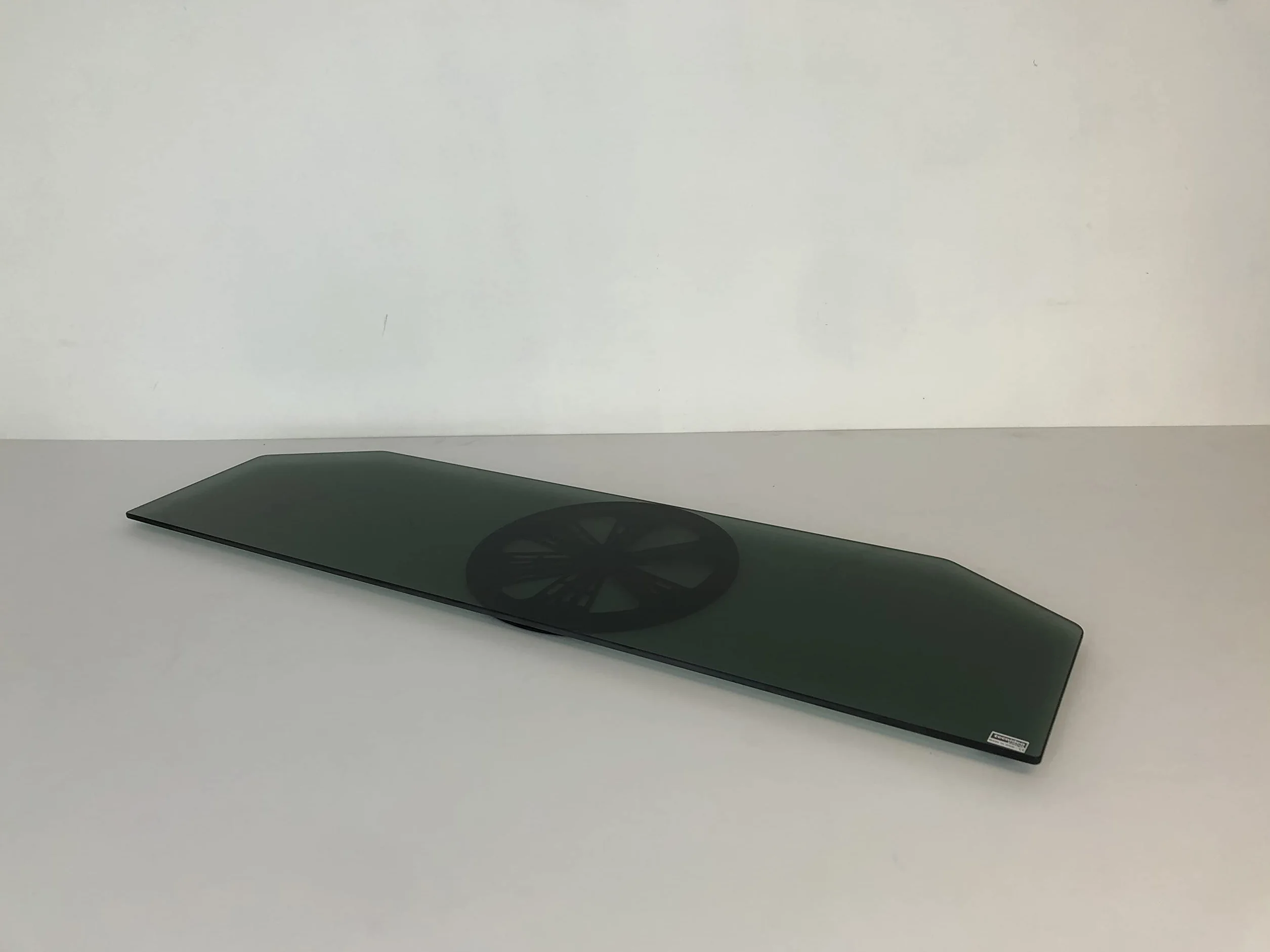 Base girevole per grandi TV, sagomata sul retro per facilitare la rotazione - in vetro temperato mm 6 colore Nero fumè, GK114N, dim. cm 114x 32 portata max kg 50
