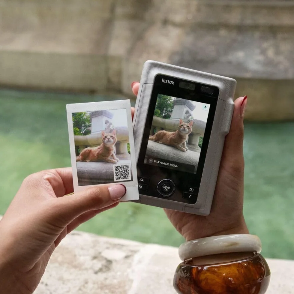 Fujifilm INSTAX mini LiPlay+ Sand Beige - Fotocamera Istantanea Ibrida, Stampante per Smartphone, Obiettivo Frontale per Selfie, Mini Registratore Audio, Dimensioni Stampa 86 mm x 54 mm