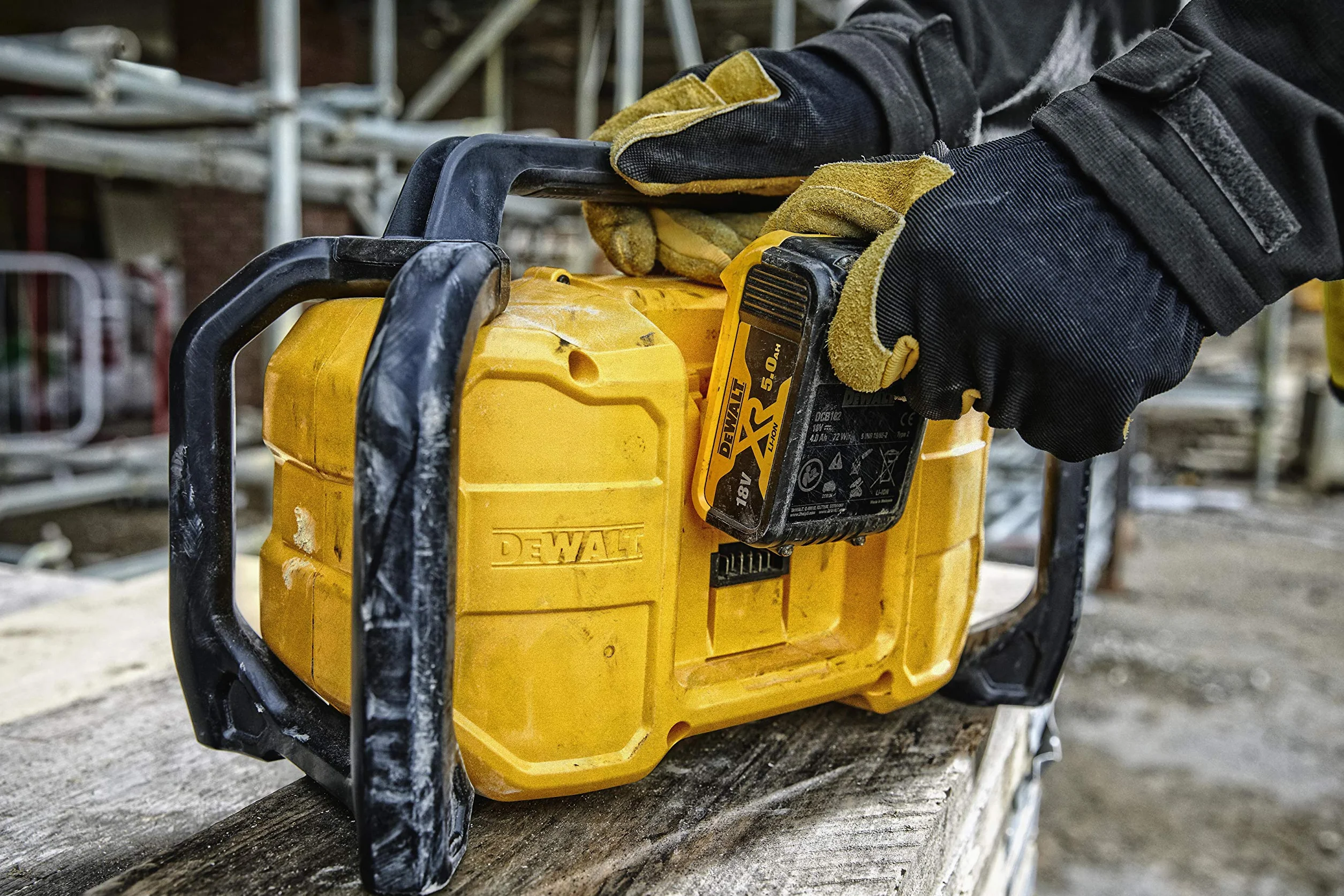 DEWALT XR - Radio a batteria e rete DCR029 (DAB+ e radio FM stereo, alloggiamento estremamente robusto, con Bluetooth, display digitale retroilluminato, fornito senza batteria e caricatore)