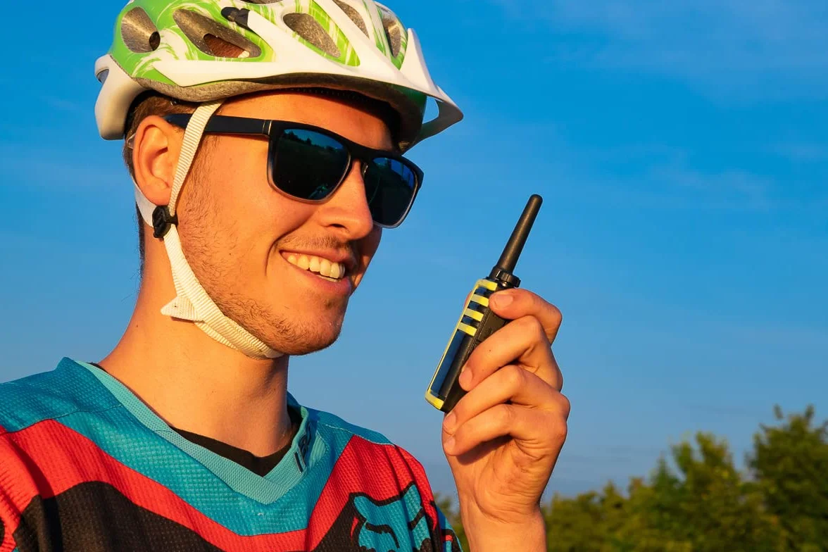 KENWOOD, Ricetrasmittenti UBZ-LJ9SET, Walkie-Talkie Senza Licenza, Fino a 18 Ore di Carica, Raggio 6 km, 32 Canali con Chiamata Selettiva, 20 Toni Disponibili, Ricarica Rapida, Giallo e Nero