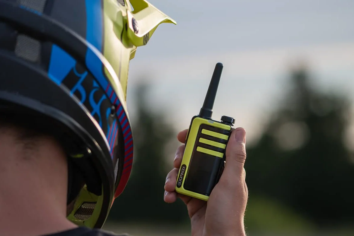 KENWOOD, Ricetrasmittenti UBZ-LJ9SET, Walkie-Talkie Senza Licenza, Fino a 18 Ore di Carica, Raggio 6 km, 32 Canali con Chiamata Selettiva, 20 Toni Disponibili, Ricarica Rapida, Giallo e Nero