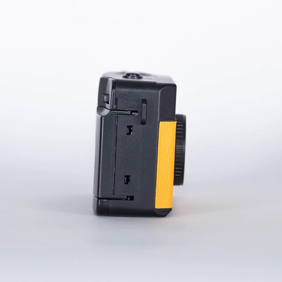KODAK Pack F9 argento + pellicola 400 ASA – Fotocamera ricaricabile 35 mm giallo, obiettivo grandangolare fisso, mirino ottico, flash integrato + pellicola APX 00, 36 posizioni