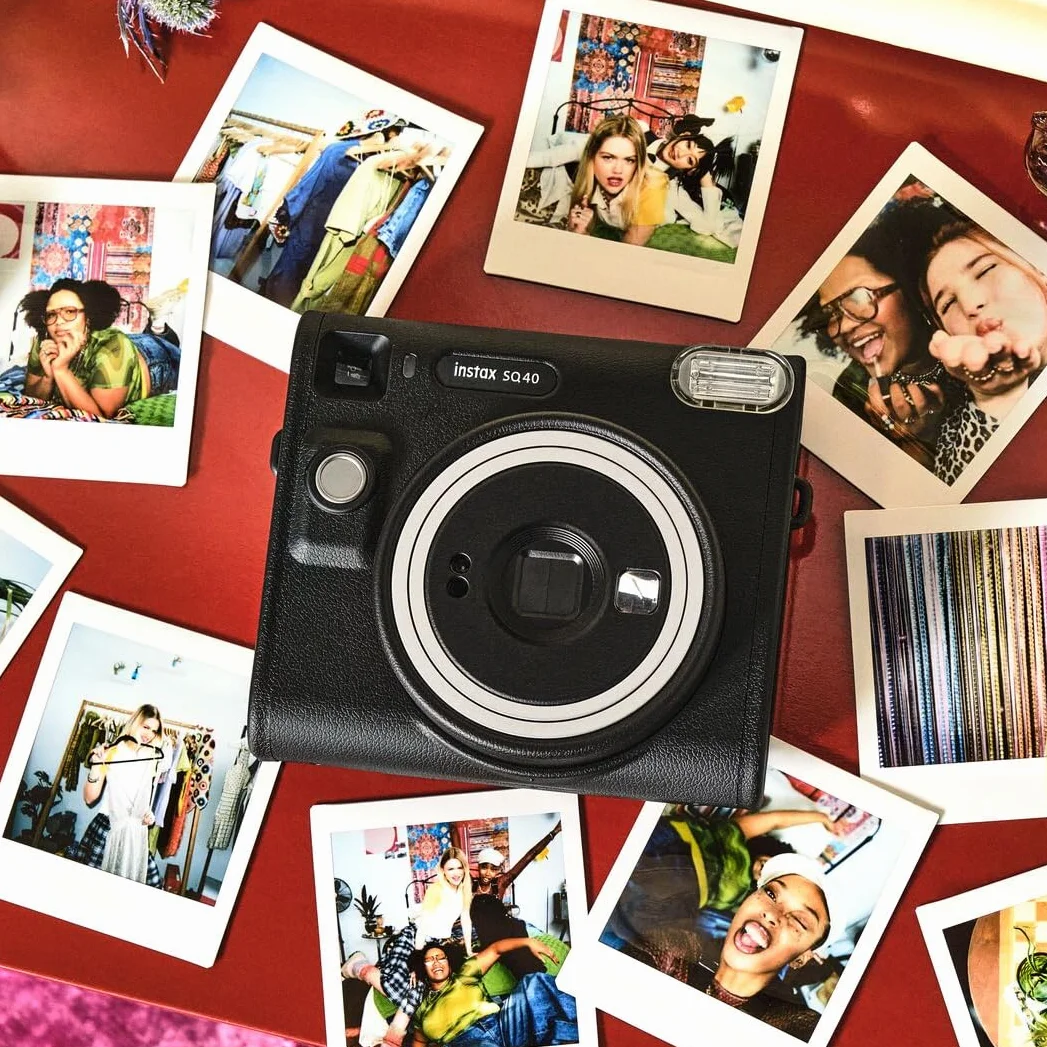 Fujifilm instax SQUARE SQ40 - Fotocamera Istantanea, Esposizione Automatica, Modalità Selfie, Design Classico, Finitura Nera, Eleganza Senza Tempo, Stampe Formato Quadrato 62 mm x 62 mm