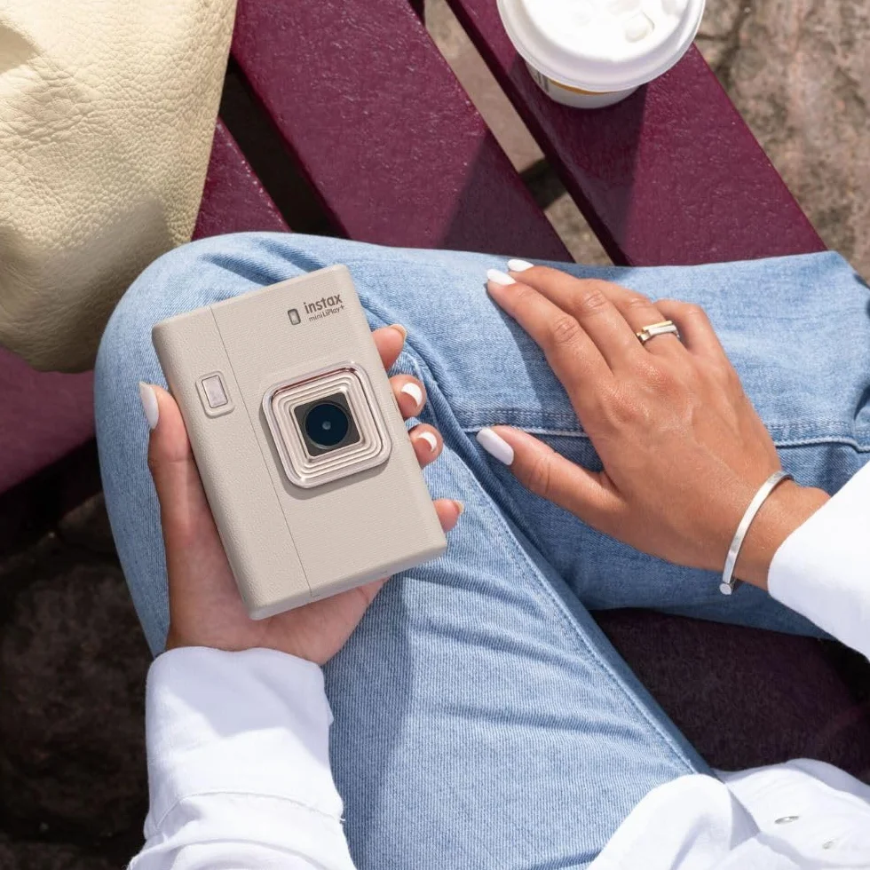 Fujifilm INSTAX mini LiPlay+ Sand Beige - Fotocamera Istantanea Ibrida, Stampante per Smartphone, Obiettivo Frontale per Selfie, Mini Registratore Audio, Dimensioni Stampa 86 mm x 54 mm
